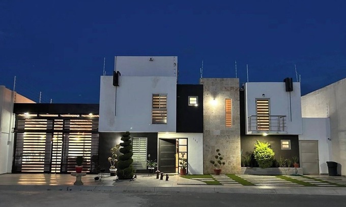 Mineral de la Reforma Maison | Complete house Paseos de Chavarría 300 M with almost totally roofed spaces.
