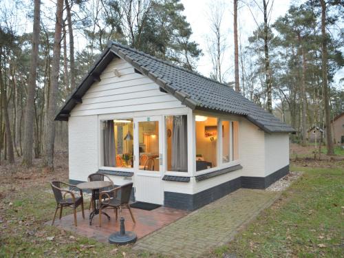 Stramproy Maison | Completely detached bungalow in a nature-filled park by a large fen