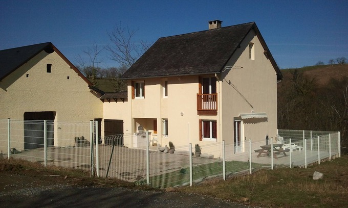 Arette Cottage | Gite à la ferme entièrement rénové, repos garanti vue magnifique vers montagnes