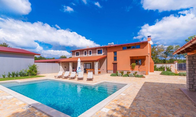 Divsici Villa | Propriété totalement privée - piscine, jardin, aire de jeux, prés et forêts