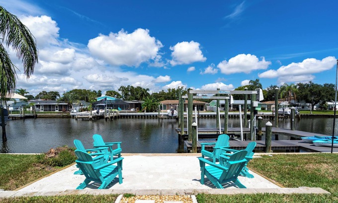 Bay Crest Park Maison | Completely Reno'd Luxury Canalfront Tampa Bay Home