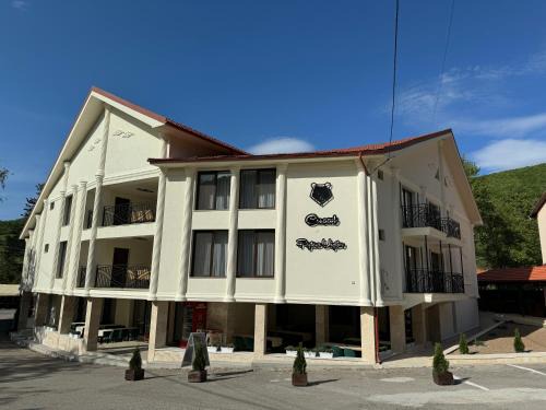Chiscau Maison | Conacul Peștera Urșilor