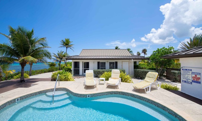 Old Man Bay Maison | Conché: Bungalow chic sur l'île avec aménagement paysager tropical luxuriant, plongée avec tuba et piscine