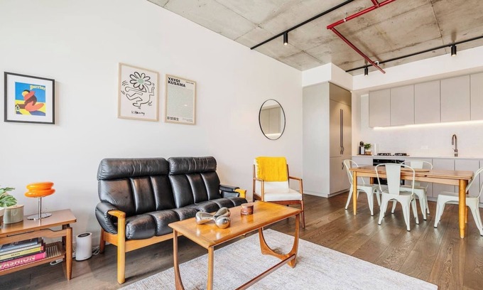 Brunswick Appartement | Concrete Junction Sunny Industrial Balcony Haven