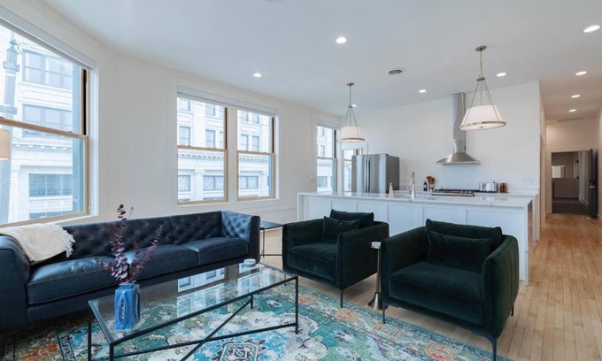 Van Buren Maison | 'condo A' Gallery Suite - Downtown Marion