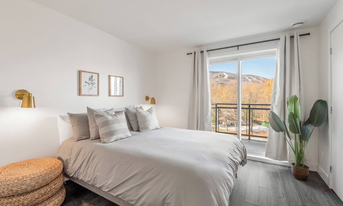 Beaupre Copropriété | Condo des Neiges. Vue Imprenable sur la Montagne, Piscine Intérieure