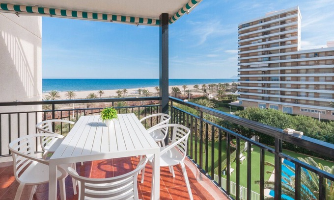 Grau i Platja Appartement | Appartement face de la plage, Climatation et belle terrasse ensoleillée.