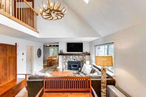 North Woodstock Appartement | Condo with Deck and Grill Less Than 5 Miles to Loon Mountain!
