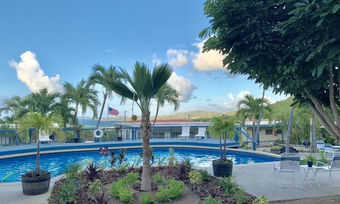 Christiansted Copropriété | Island Condo avec vue, AC et sécurisé. Proche du centre ville et de la plage.