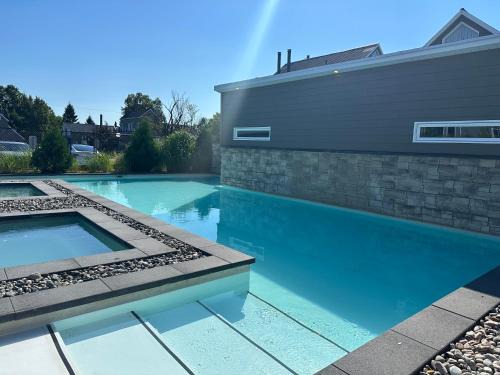 Beaupre Appartement | Condos Vacances MSA 2CH - incluant piscine et spas extérieurs OUVERTS À L'ANNÉE!