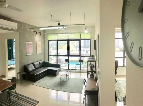 Putrajaya Appartement | Conezion IOI Putrajaya (Rustic Suite, 3 Bedrooms, 2 Baths, WiFi, Pool & City View) by MRK