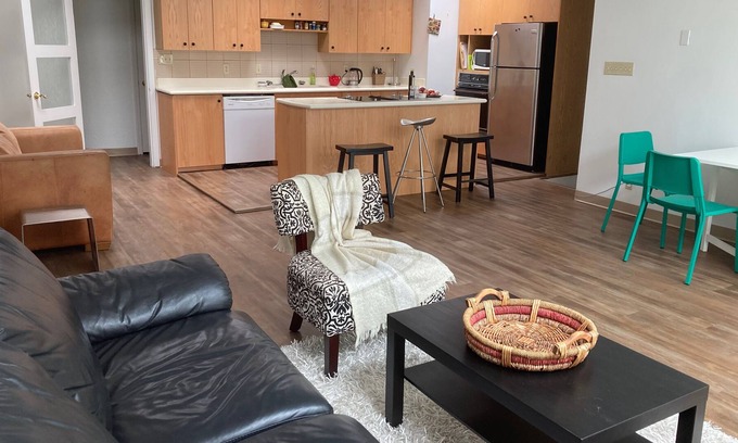 Oakridge Maison | Conference and Self-Isolation Paradise in Kerrisdale/Oakridge