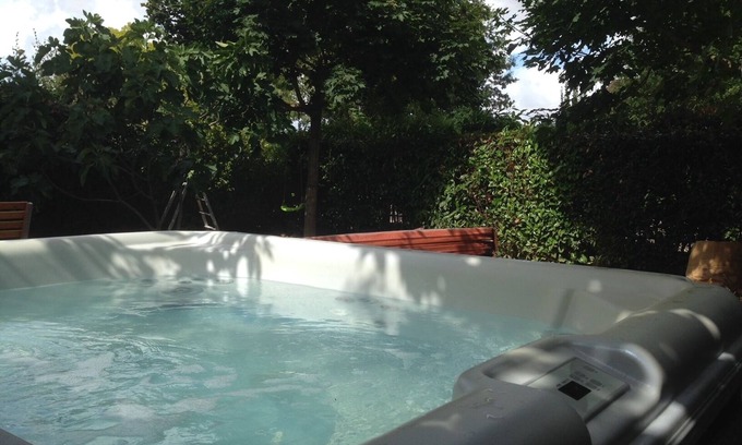 Voisins-le-Bretonneux Appartement | Appartement contemporain avec jardin et jacuzzi