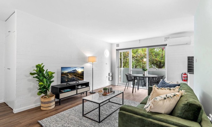 Parkville Appartement | Contemporary 1-Bed Apartment with Park Views