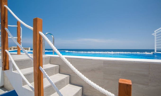 San Tumas Appartement | Appartement contemporain avec vue imprenable sur la mer et piscine privée à débordement