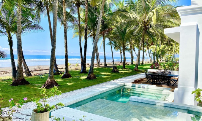 Playa Hermosa Copropriété | contemporain-plage-avant-gem-gated-communauté-droit-sur-l'eau avec piscine!