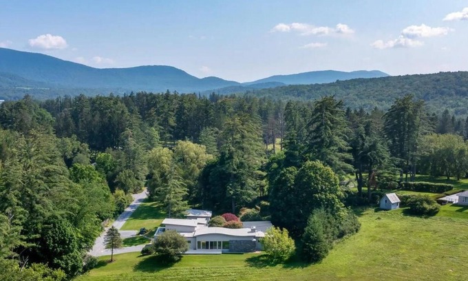 Williamstown Maison | Contemporary Berkshire Home with Views of Taconic Golf Course