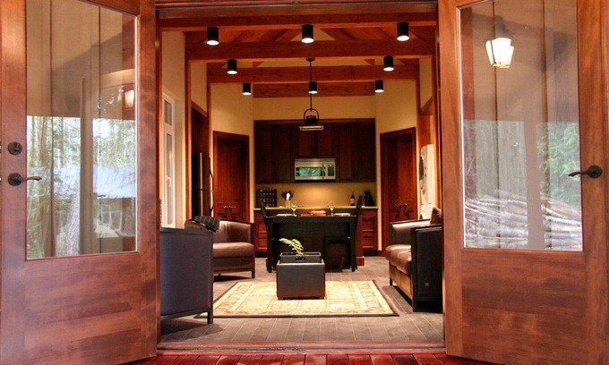 Salt Spring Island Cabine | Contemporary Cottage with Private Forest Backyard. Steps to Sea & Pet-Friendly!