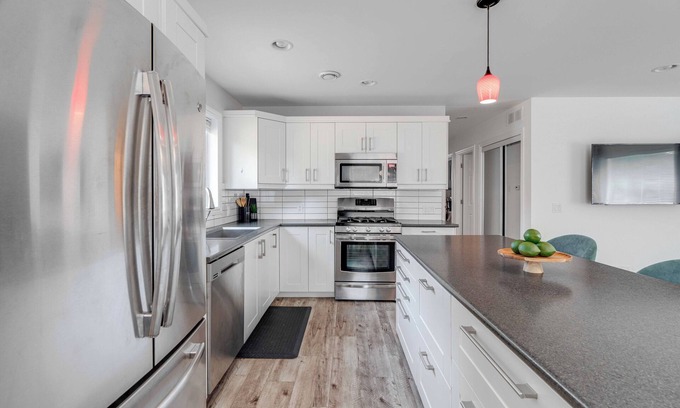 Byron Appartement | Contemporary & Comfy 2-Bedroom Unit; Byron Village