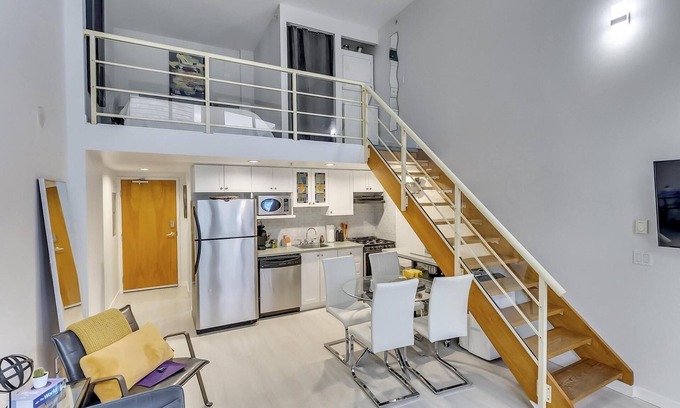Downtown Vancouver Copropriété | Contemporary DT Vancouver Loft In The Heart Of The City. Parking included.