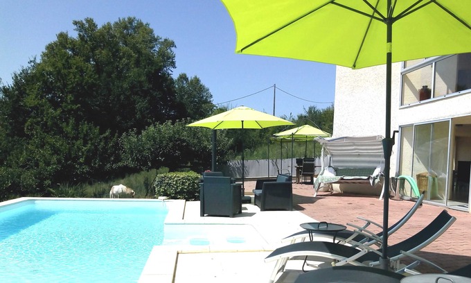 Pujols Appartement | Appartement contemporain spacieux au bord de la piscine, PISCINE PRIVÉE, jardin clos