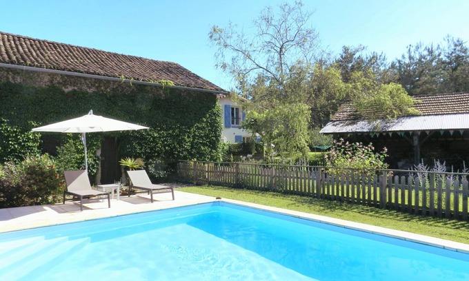 Augreilh Maison | Gîte contemporain avec piscine au chauffage solaire