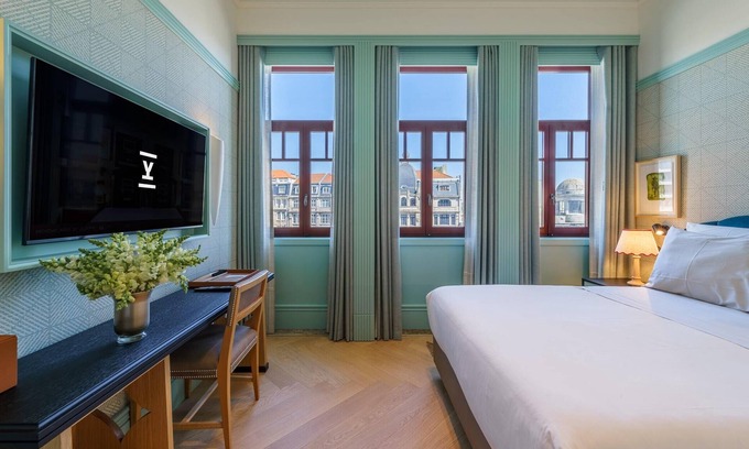 Centro / Baixa Hôtel | Contemporary Hideaway In the Heart of Porto City! Room with Aliados Views! Pool!