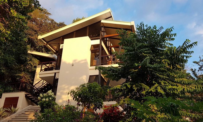 Puerto Carrillo Maison | Maison contemporaine à flanc de colline surplombant l'océan Pacifique.