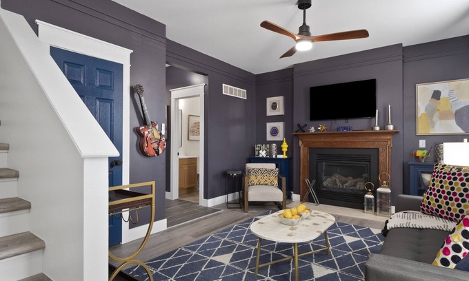 The Gate Maison | Contemporary Home | Sleeps 12 | Close to Downtown