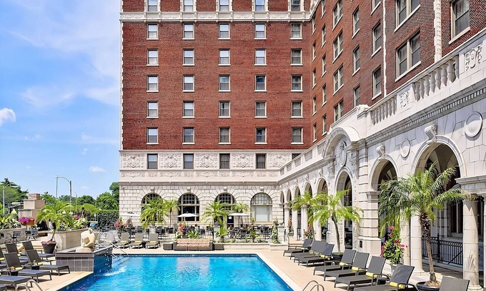 Central West End Appartement | Contemporary Hotel in Central West End district! Pets Are Welcome! Parking, Pool
