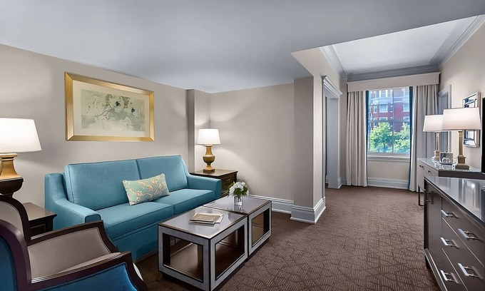 Central West End Hôtel | Contemporary Hotel in Central West End district! 2 Convenient Spaces Parking!