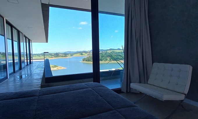 Joanopolis Maison | CONTEMPORARY HOUSE IN GATED COMMUNITY OVERLOOKING THE DAM