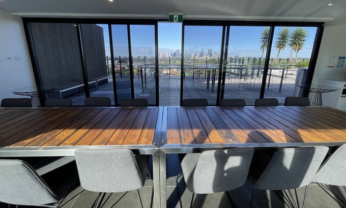 Brunswick East Appartement | Contemporary inspired luxury apartment w/ stunning views,rooftop cinema &hot tub
