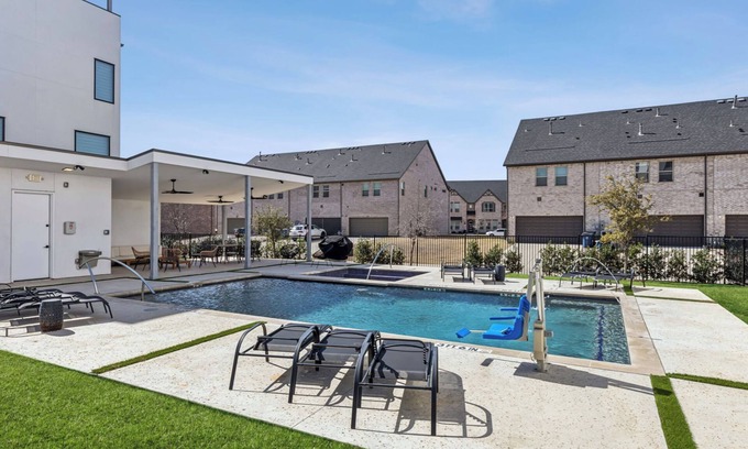 Farmers Branch Maison | Contemporary Luxury Smart Home with Rooftop Oasis