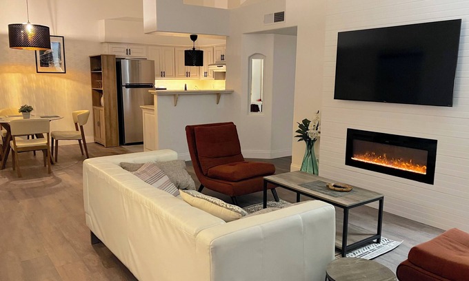 Gibson Springs Copropriété | Contemporary luxurious Condo with Mountain View’s in Henderson . WiFi, Roku TV.