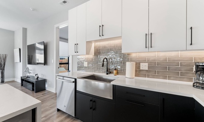 Lower West Side Appartement | Contemporary Luxury: New 3BR/2BA Stylish Haven