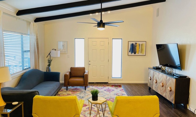 Central Oklahoma City Appartement | Contemporary Remodeled 6 Bed 4 Bath Apartment