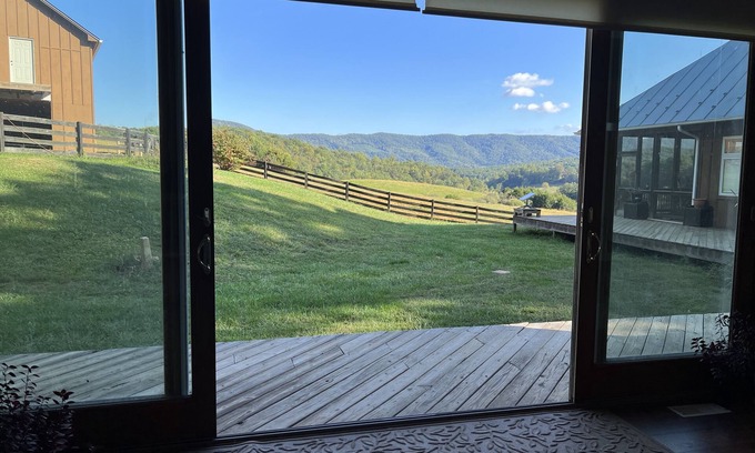 Lexington Appartement | Contemporary studio on horse farm in the mountains of the National Forest