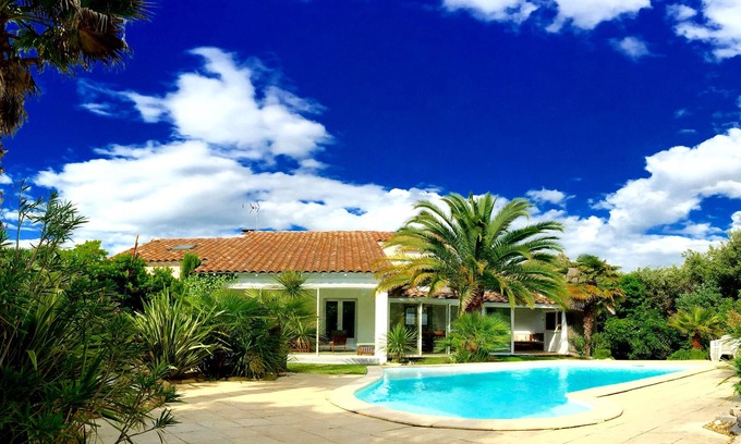 Sussargues Villa | VILLADANSLESUD au milieu des Bois avec Piscine Jardin-Exotique Tennis Billard