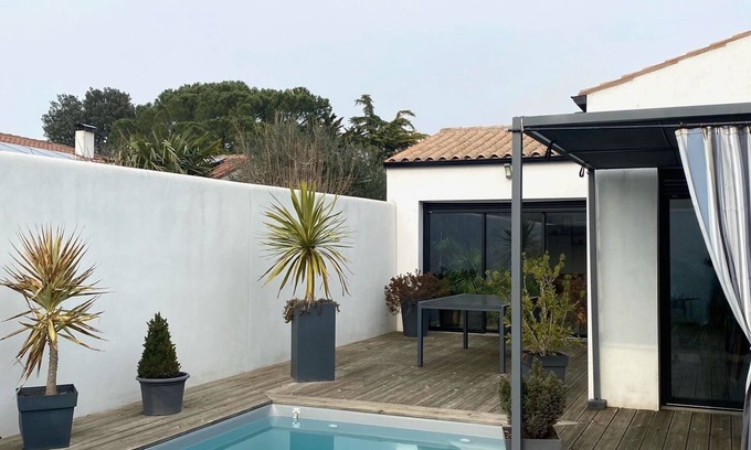 Quartier d'Orbigny Maison | Contemporary with swimming pool near the beach