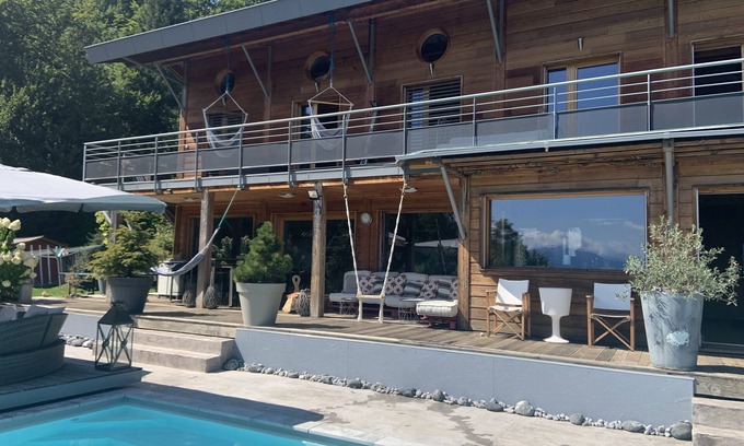 Pringy Villa | Villa contemporaine en bois, vue panoramique sur lac d'Annecy et ses montagnes.