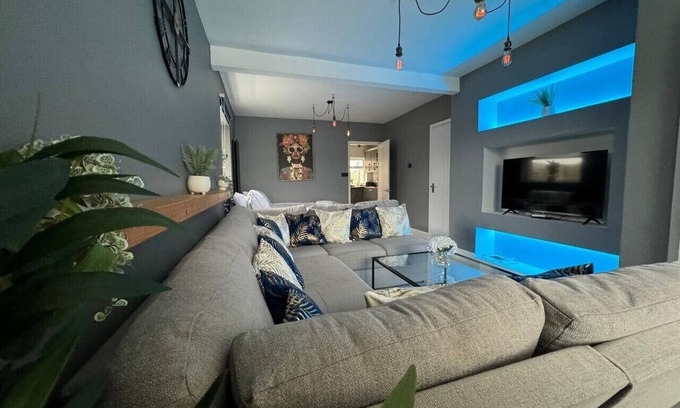 Swindon Maison | Contractors Long Stay Discounts Free Parking