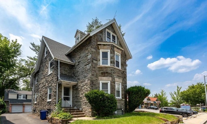 Bryn Mawr Appartement | Convenience & comfort awaits in this stylish 2-Bed/2-Bath in the heart of The Main Line.