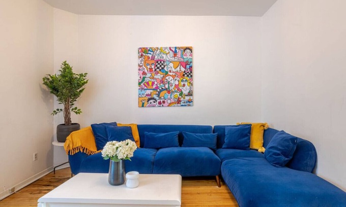 Mile End Appartement | Convenient 4BR in Mont-Royal’s Downtown ZC7