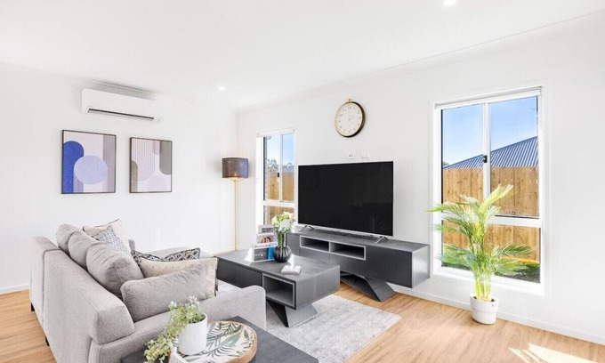 Greenbank Maison | Convenient Brandnew 4 Beds House, 5 mins to mall