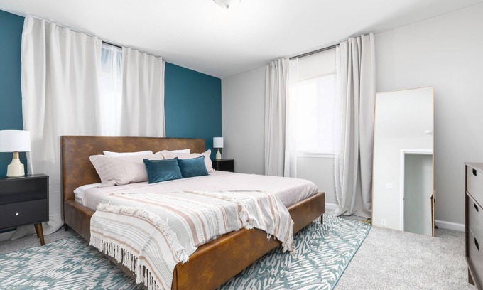 Crestline Heights Maison | Convenient| Business and Family Friendly Home