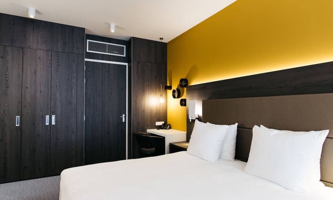 Weert Hôtel | Convenient Comfort with Dining, Parking & Everything Nearby!