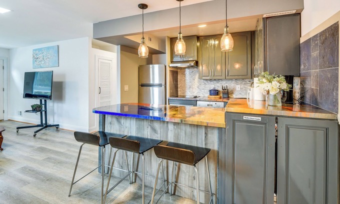 Glenarden Maison | Convenient Glenarden Home - 3 Mi to FedEx Field!