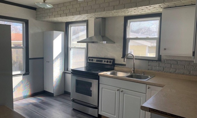 Flint Maison | Convenient location. 2 bedrooms 5 minutes from Flint airport