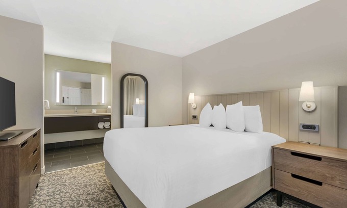 Herndon Appartement | Convenient Location! 3 Relaxing Units, Kitchen, Pet-Friendly, Onsite Parking